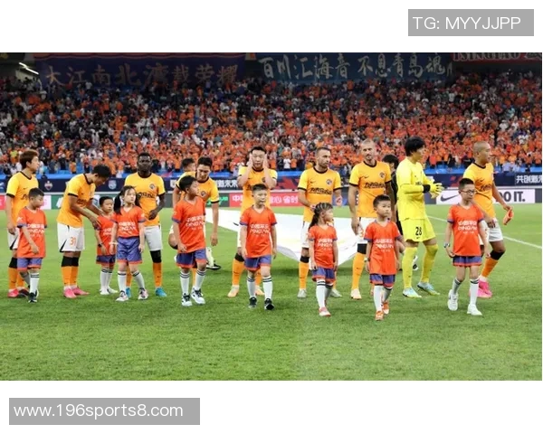 足球球童的默默奉献与成长之路：他们如何在绿茵场上闪耀光芒